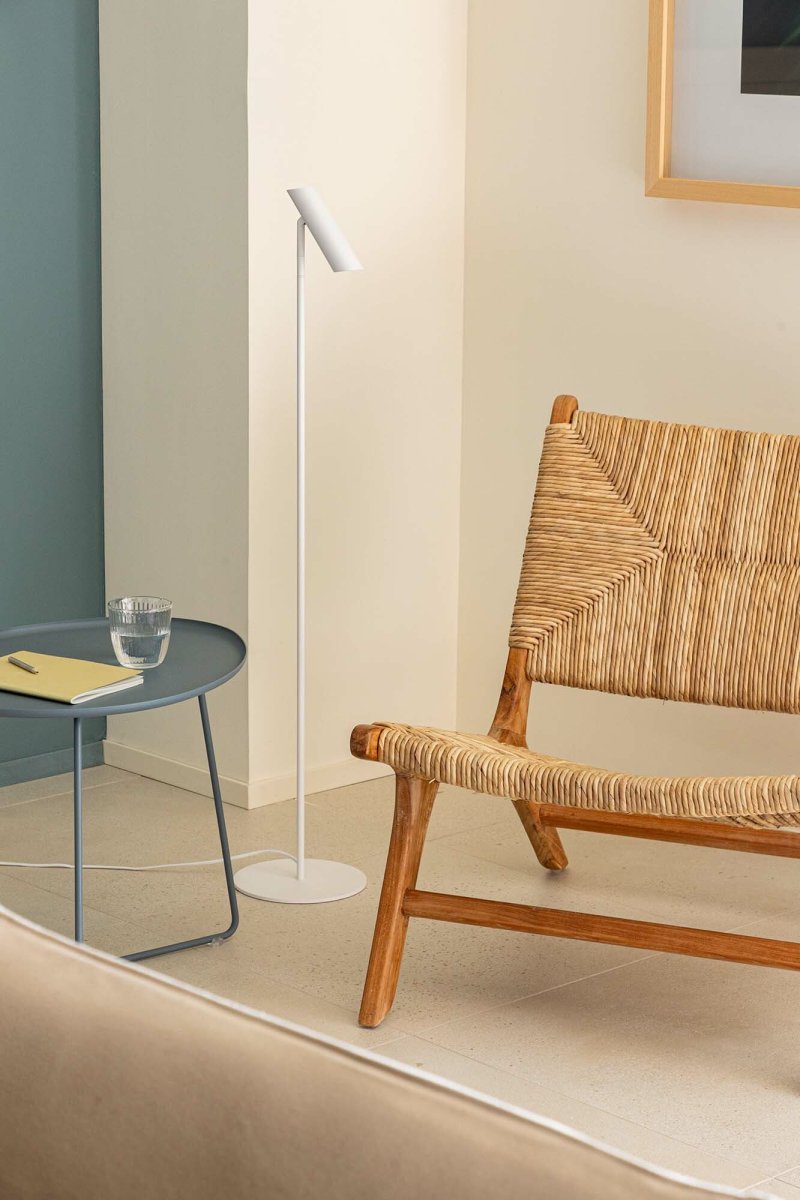 Leo Weiß stehlampe Von Faro Barcelona - Leo ist eine wei&szlig;e Stehleuchte mit integrierter LED, die Vielseitigkeit mit modernem Design verbindet.