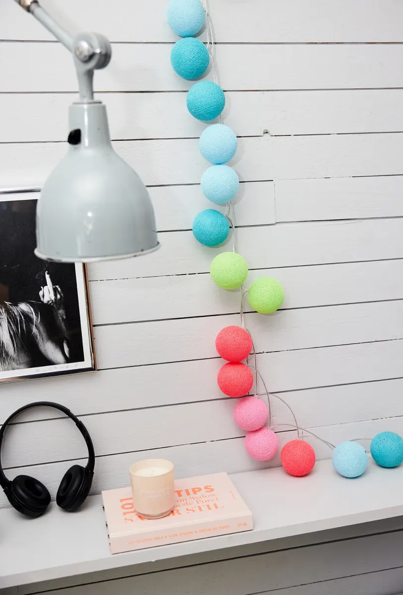 Irislights Neon 20-lights Mehrfarbig Von Irislights - Die Kugeln werden einfach in der gew&uuml;nschten Reihenfolge &uuml;ber die Lichter der Kette gesteckt und k&ouml;nnen dann als dekoratives Detail im Fenster oder als stimmungsvolle Beleuchtung in einem Korb im Kinderzimmer verwendet werden.