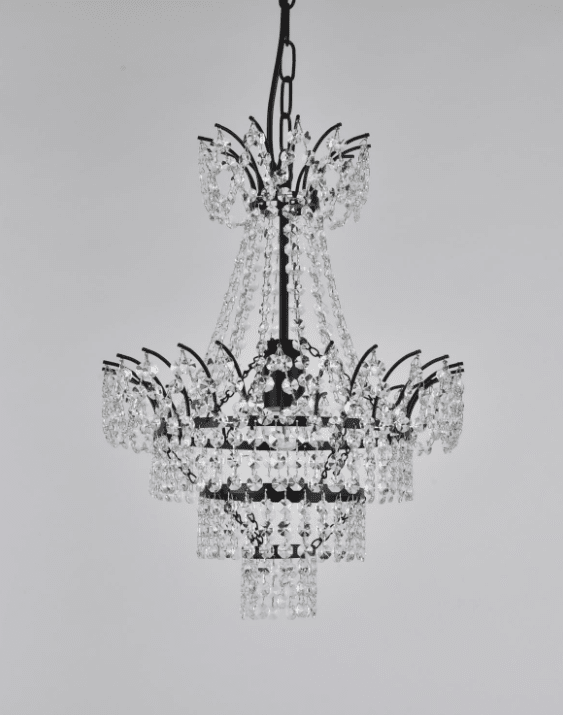 Estelle Ø35 Schwarz kristall Von Norrsken Design - Die schwarzen Details von Estelle verleihen einen modernen Touch, der einen schönen Kontrast zu den funkelnden Kristallen bildet.