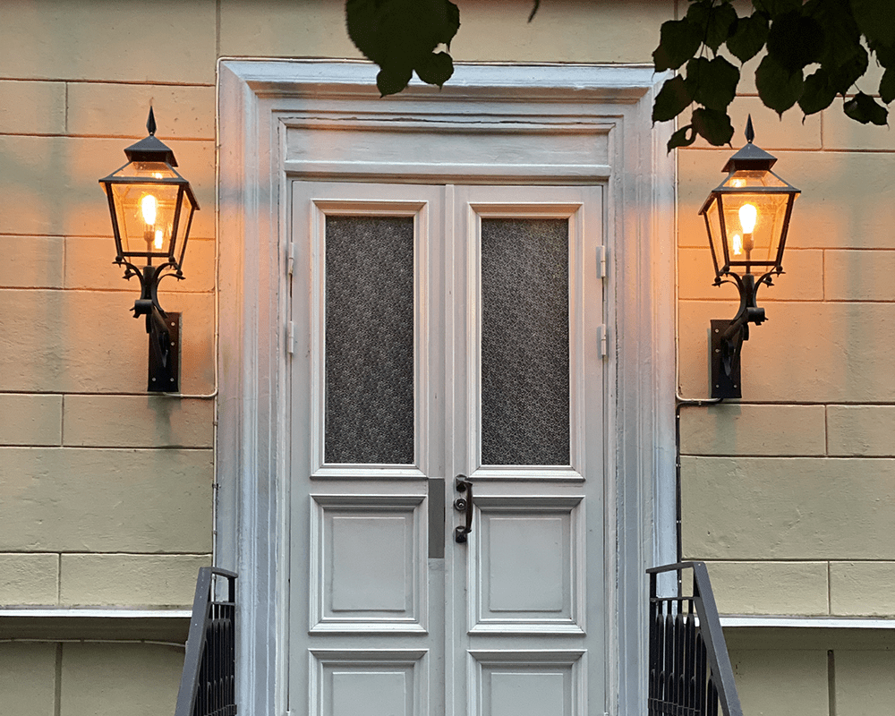 Eriksberg Oxidiertes Kupfer außenlampe Von Westal - Die Laterne hat einen unteren Teil aus antikem schwarzem Schmiedeeisen und einen oberen Teil aus schwerem oxidiertem Kupfer, was ihr ein elegantes und zeitloses Design verleiht.