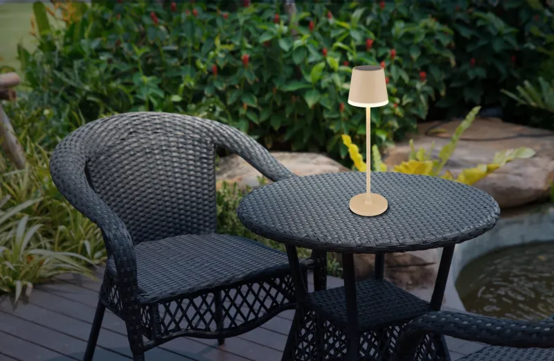 Bordslampa LED Sand solarleuchte Von Globo Lighting - Den diskreta designen sm&auml;lter in i alla milj&ouml;er och med IP44-klassning &auml;r den t&aring;lig mot v&auml;der och vind.