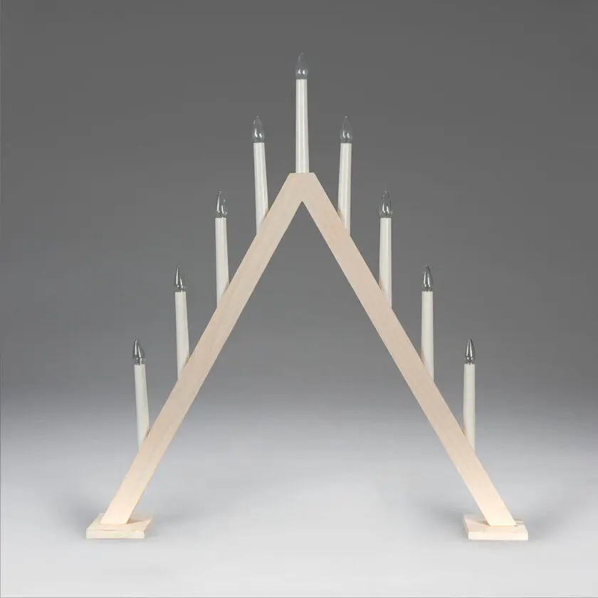 Wooden Candelabra 9 Lights Weiß Von Konstsmide - Eleganter Kerzenst&auml;nder aus wei&szlig; gebeiztem Holz&auml; mit 9 Lichtquellen in klassischer Dreiecksform.