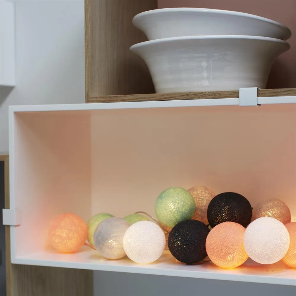 Irislights Endless Summer 35-lights Mehrfarbig Von Irislights - Die Lichterkette besteht aus einem Kunststoffkabel mit feinen, handgefertigten Kugeln aus Baumwoll- und Polyestergarn, die beim Zerrei&szlig;en ein sch&ouml;nes Licht abgeben.