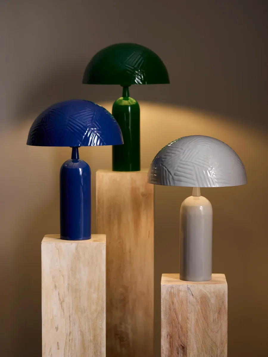 Carter 45cm Schwarz tischlampe Von PR Home - Carter besteht aus Metall in mattschwarzer Ausführung, der Schirm hat einen Durchmesser von 31 cm und ist mit einem dekorativen Hammerschlagmuster versehen.