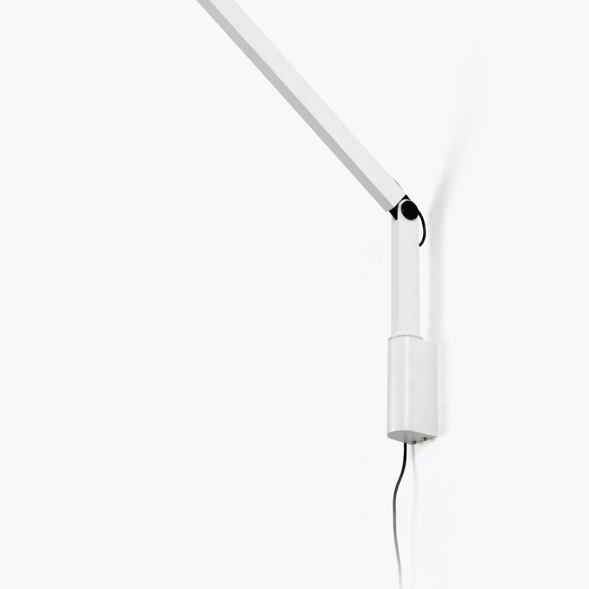 Inviting 86cm Weiß wandlampe Von Faro Barcelona - Inviting ist eine wei&szlig;e Wandleuchte mit verstellbarem Arm, die optimalen Lichtkomfort beim Lesen, Arbeiten oder Lernen bietet.