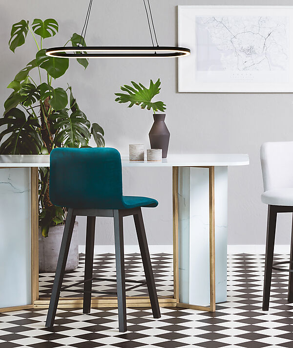 Oda 76cm Schwarz hängelampe Von Aneta Lighting - Die moderne Deckenleuchte Oda aus Metall passt mit ihrem ovalen, stilvollen Design und dem nach unten gerichteten Licht perfekt über den Küchentisch oder beispielsweise die Küchenspüle.