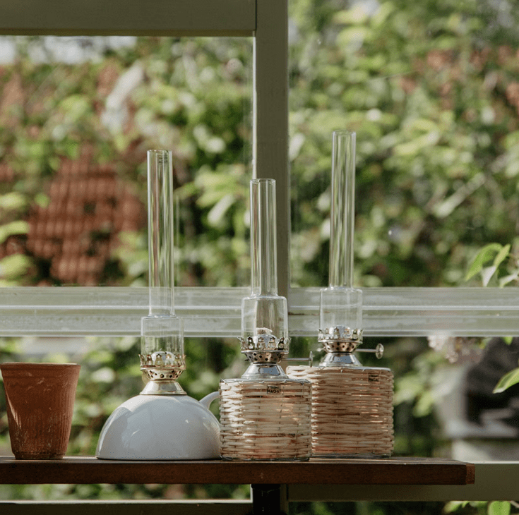 Ceramic kerosene lamp with handle Weiß Von Strömshaga - Petroleumlampe aus wei&szlig;er Keramik mit Griff, Messingbrenner und Brennerrohren aus klarem Glas.