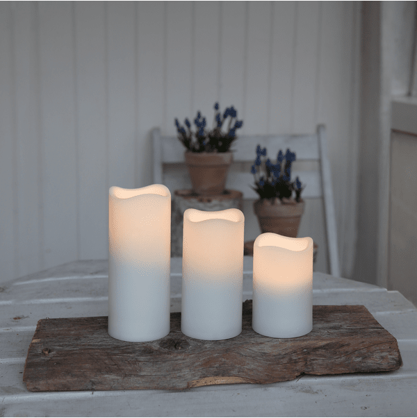 LED Stumpenkerze Paul Weiß Von Star Trading - Die Lichter strahlen ein gemütliches Licht aus und sorgen für eine heimelige Atmosphäre im Außen- und Innenbereich.