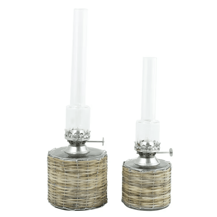 Basket-style kerosene lamp small Braun Von Strömshaga - Gerade Petroleumlampe aus Glas mit geflochtenem Korb und Brenner aus Nickel.