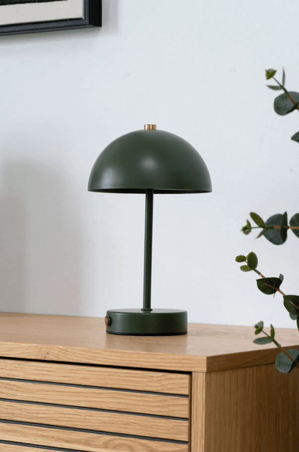 Holt LED 25cm Grün tragbare Von House of Nordic - De klassiska formen i gr&ouml;n metall med detaljer i m&auml;ssing bidrar med en harmonisk atmosf&auml;r till rummet.