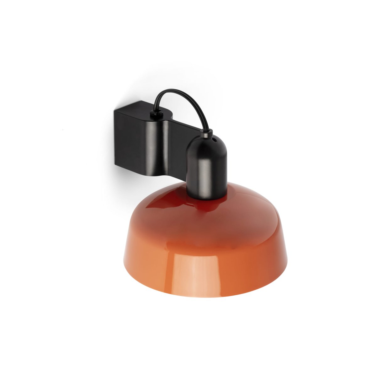 Tatawin Ø18 Rotorange wandlampe Von Faro Barcelona - Tatawin ist eine Wandleuchte mit schwarzer Struktur und einem rot-orangen Metallschirm, der fokussiertes Licht verbreitet.