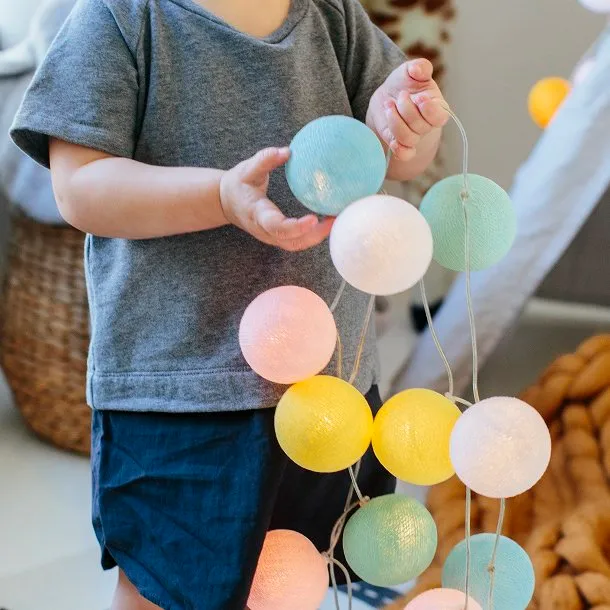 Irislights Fairytale 20-lights Mehrfarbig Von Irislights - Irislights Fairytale ist eine wundersch&ouml;ne Lichterkette mit LED-Lichtern und handgefertigten Kugeln in verschiedenen Farben.