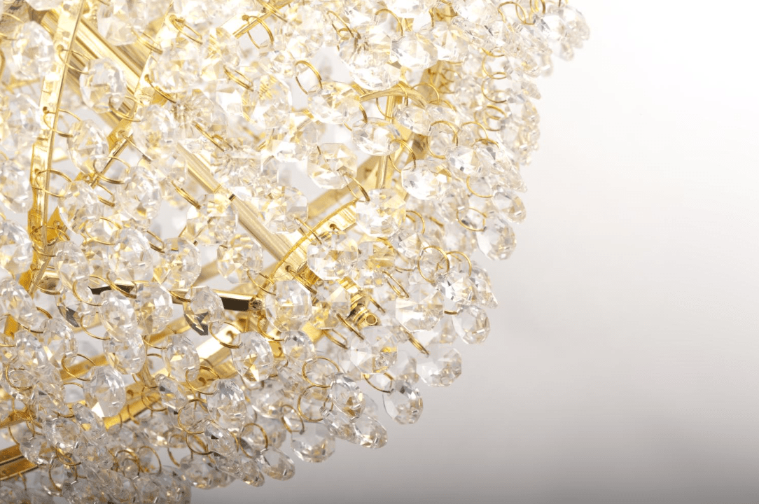 Isabelle Ø40 Gold kristall Von Norrsken Design - Das elegante Goldfinish unterstreicht den luxuriösen Charakter der Krone und schafft einen Blickfang, der sowohl in moderne als auch in klassische Umgebungen passt.