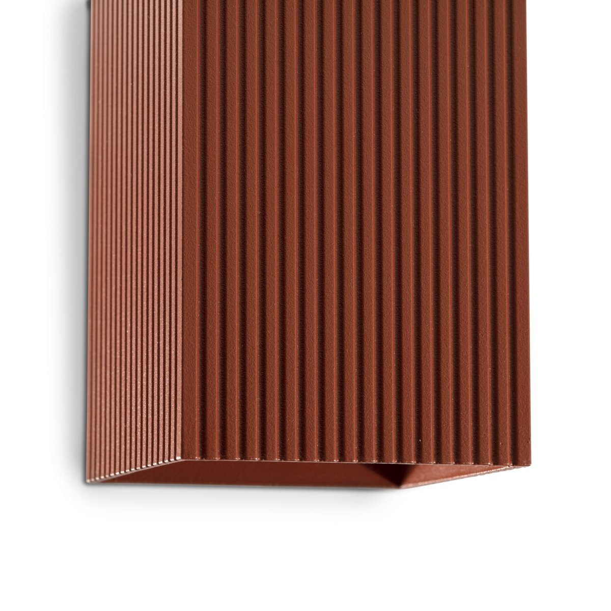 Lune 15cm Terrakotta geriffelt wandlampe Von Faro Barcelona - Sie kombiniert funktionale und effiziente Beleuchtung mit einer modernen, strukturierten Oberfl&auml;che, die f&uuml;r Dynamik sorgt.