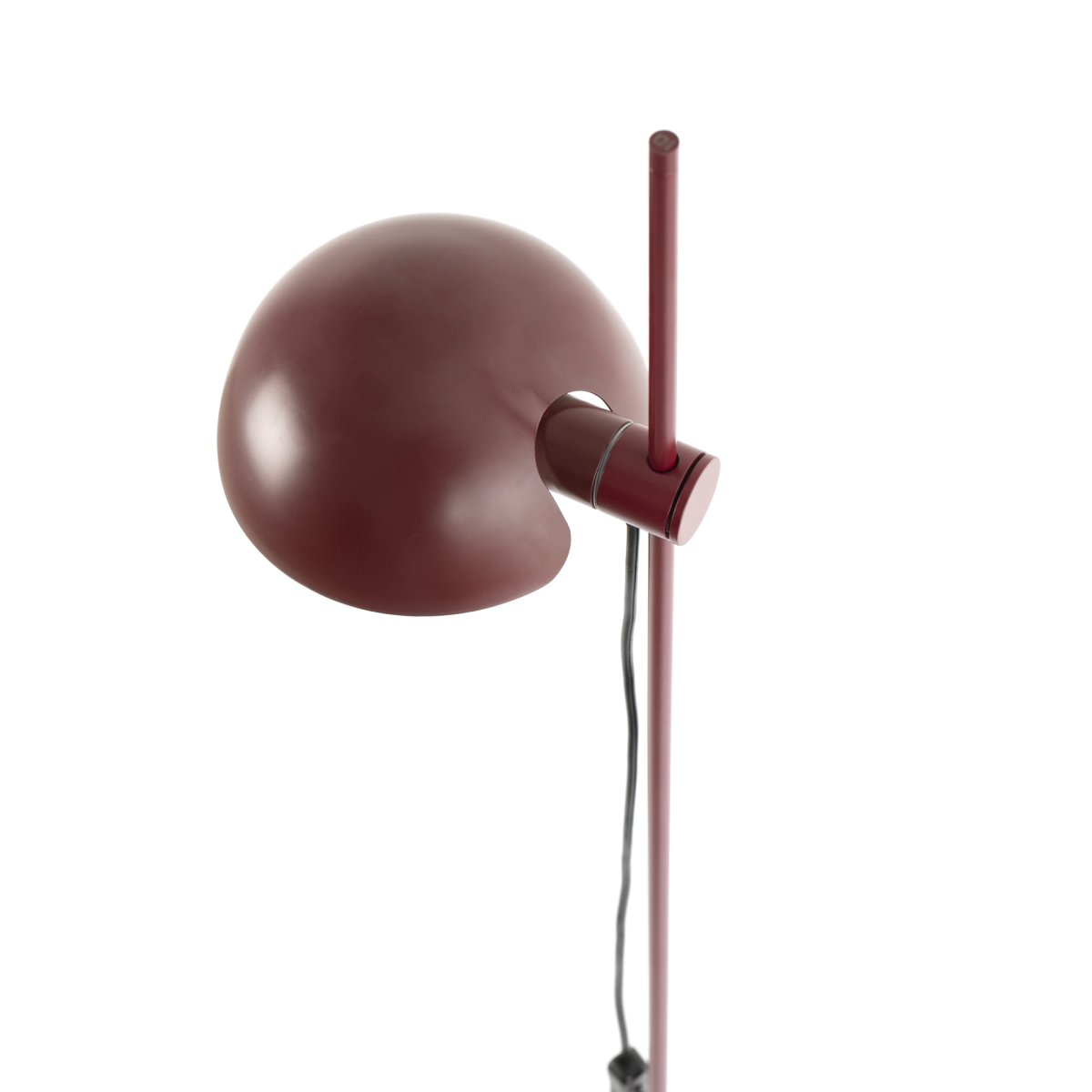 Matilda Burgund stehlampe Von Faro Barcelona - Eine vielseitige und moderne Leuchte mit minimalistischem Ausdruck.