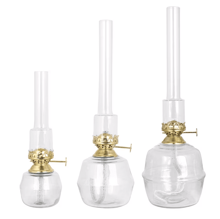 Kerosene Lamp Majken Big Transparent Von Strömshaga - Gro&szlig;e Petroleumlampe aus klarem Glas mit Brennerrohren aus klarem Glas und Brenner aus Messing.