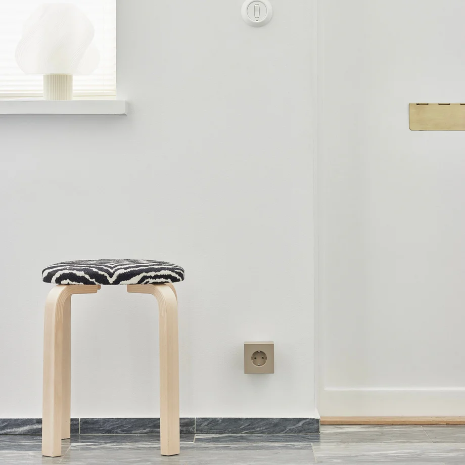 Square 2 Socket extender with 30W Dual USBC Sand Von Avolt - Steckdosenverl&auml;ngerung von Avolt im stylischen Design mit einem W&uuml;rfel aus recyceltem Kunststoff und einer Magnetplatte an der Unterseite zum Aufh&auml;ngen an der Wand.