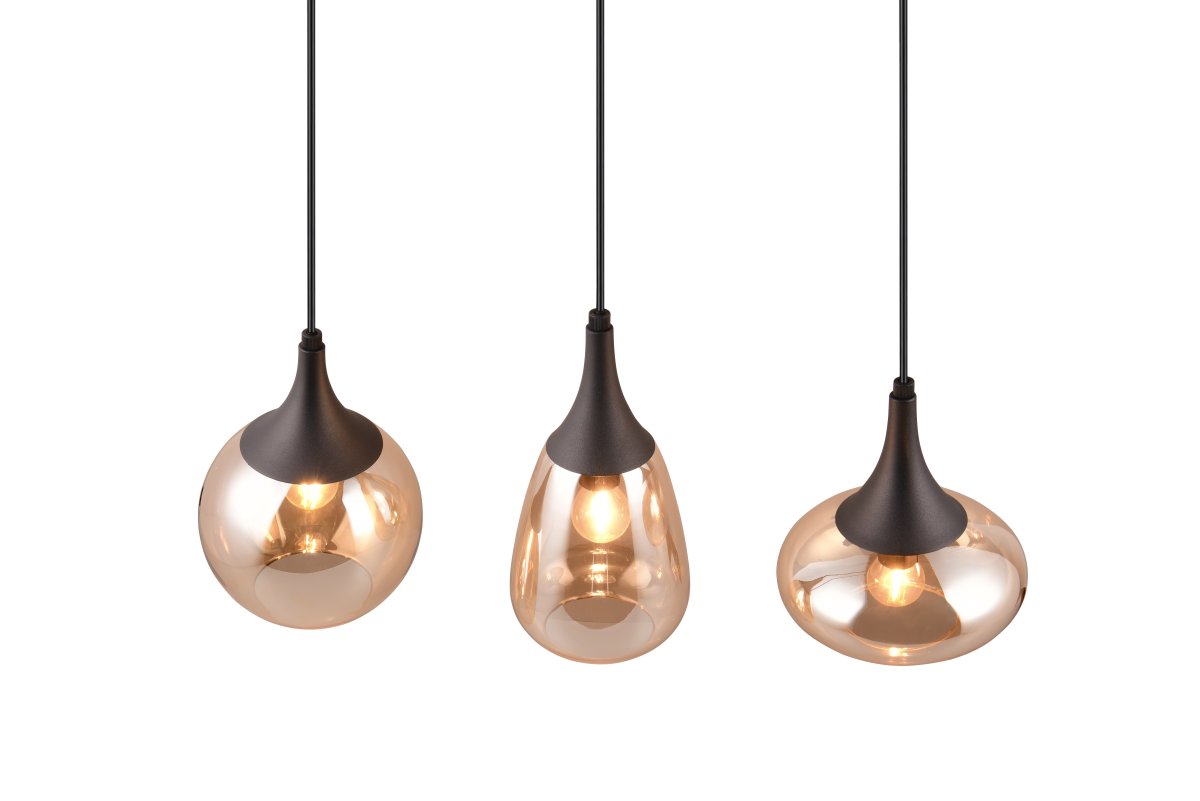 Lumina 68cm Bernstein hängelampe Von Trio Lighting - Die drei unterschiedlich geformten Schirme und die Kombination aus Metall und bernsteinfarbenem Glas erzeugen eine warme und einladende Lichtatmosphäre.
