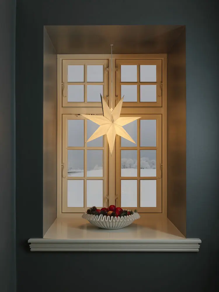 Papierstern Ø60 Weiß Von Konstsmide - Mit seinem stilvollen Design und dem sanften Licht verbreitet es eine ruhige und heimelige Weihnachtsstimmung.