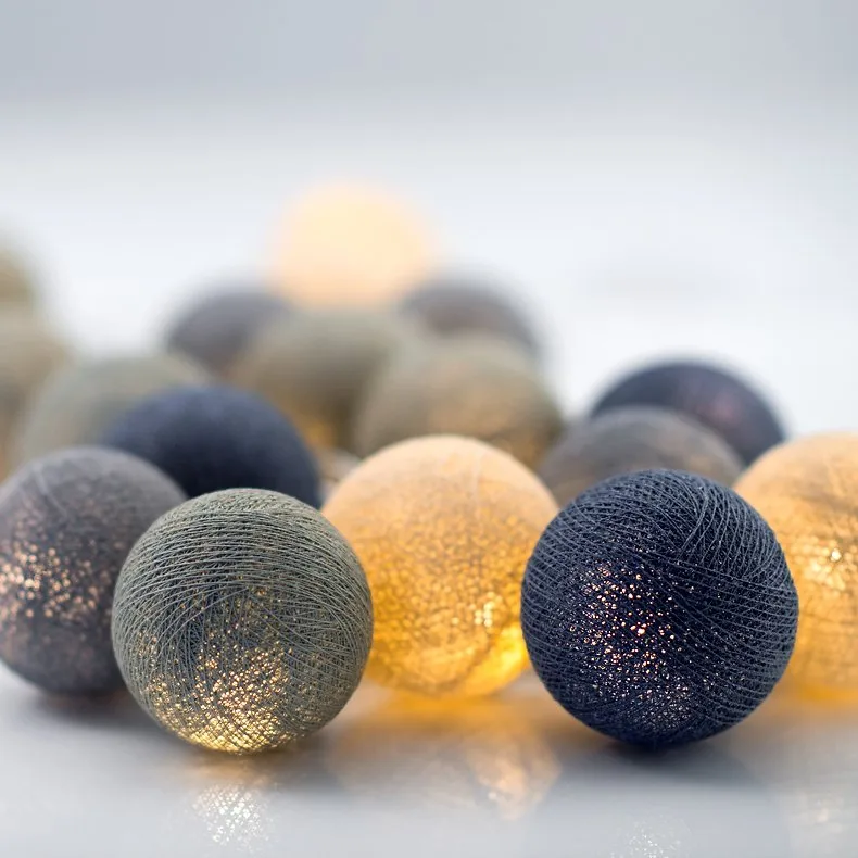 Irislights Breeze 20-lights Mehrfarbig Von Irislights - Irislights Breeze ist eine dekorative Leuchte mit handgefertigten Kugeln in Gr&uuml;n-, Beige-, Gr&uuml;n- und Blaut&ouml;nen.