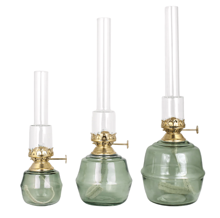 Kerosene Lamp Majken Small Grün Von Strömshaga - Brennerrohre aus Klarglas und Brenner aus Messing.