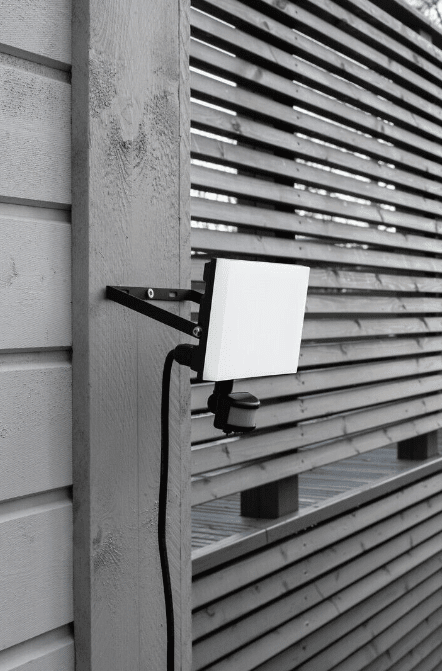 Airflood 30W Schwarz außenlampe Von Airam - Der Airflood-Flutlichtstrahler ist modern, kompakt und f&uuml;r die praktische und sichere Beleuchtung von H&ouml;fen, Lagerhallen, Durchg&auml;ngen und Parkpl&auml;tzen konzipiert.