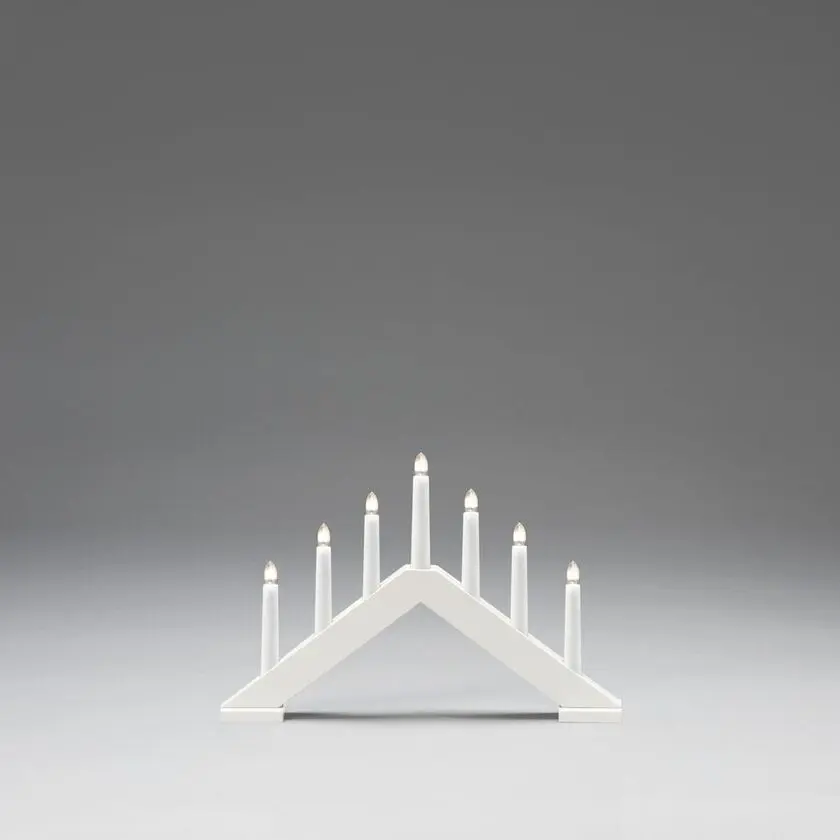 Candelabra 7 Lights Weiß Von Konstsmide - Dieser Kerzenhalter eignet sich perfekt f&uuml;r die Fensterbank oder den Tisch und passt gleicherma&szlig;en gut in moderne und traditionelle Inneneinrichtungen.