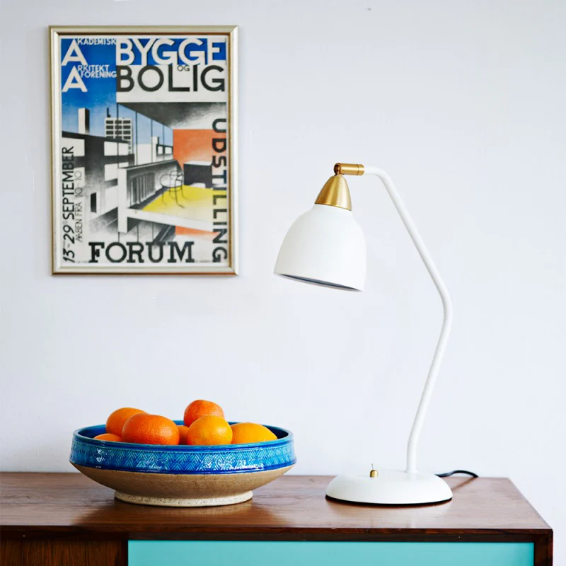 Urban 45cm Weiß schreibtischlampe Von Superliving - Peppen Sie Ihren Arbeitsplatz mit der Urban-Schreibtischlampe in elegantem Mattweiß mit Messingdetails auf.