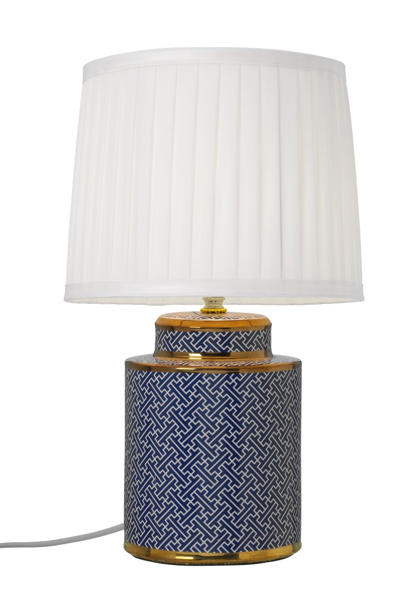 Maze 40cm Blau tischlampe Von Cottex - Die Keramik-Tischlampe Maze hat ein elegantes blau-wei&szlig;es Muster mit exklusiven Golddetails, die ihr eine raffinierte Note verleihen.