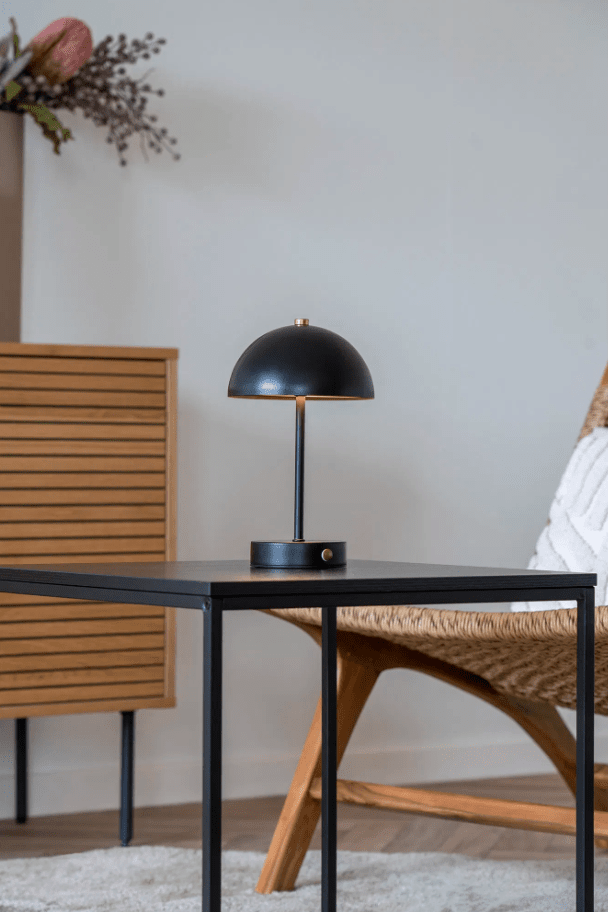 Holt LED 25cm Schwarz tragbare Von House of Nordic - De klassiska formen i svart metall med detaljer i m&auml;ssing bidrar med en harmonisk atmosf&auml;r till rummet.