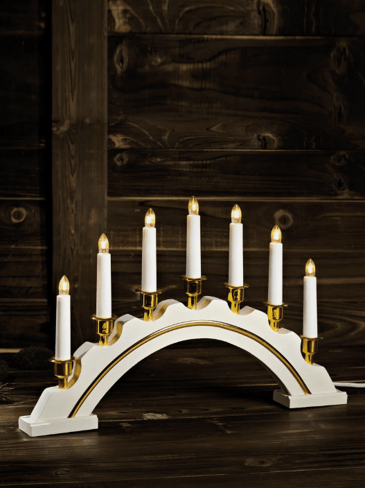 Celine Weiß Von Markslöjd - Der Celine Adventskerzenst&auml;nder Wei&szlig; ist ein zeitloser und eleganter Kerzenst&auml;nder f&uuml;r die Adventszeit.