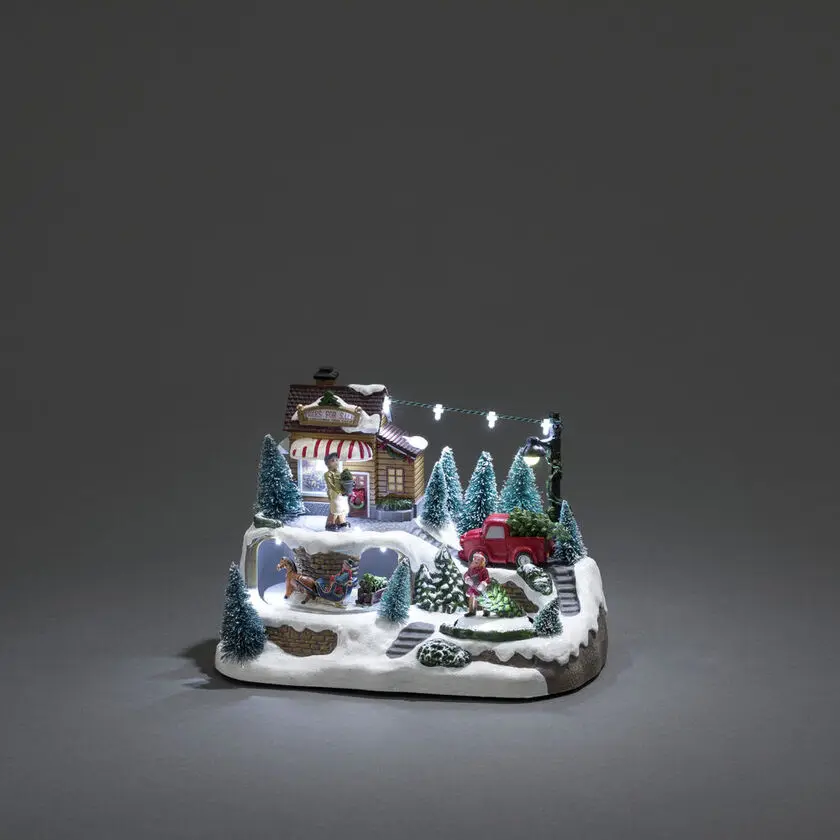 Mechanische Weihnachtsdekoration Mit Weihnachtsbaumverkauf 17cm Mehrfarbig Von Konstsmide - Schaffen Sie mit dieser mechanischen Weihnachtsdekoration eine lebendige Weihnachtsatmosph&auml;re &ndash; eine bezaubernde Szene mit Tannenb&auml;umen im Winterkleid zum Verkauf.