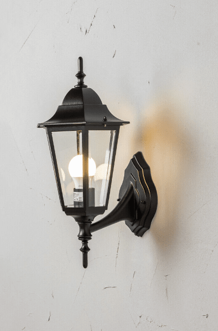 Kartano Schwarz außenlampe Von Airam - Die Wandleuchte Kartano Up passt in eine traditionelle kleine Hausumgebung.
