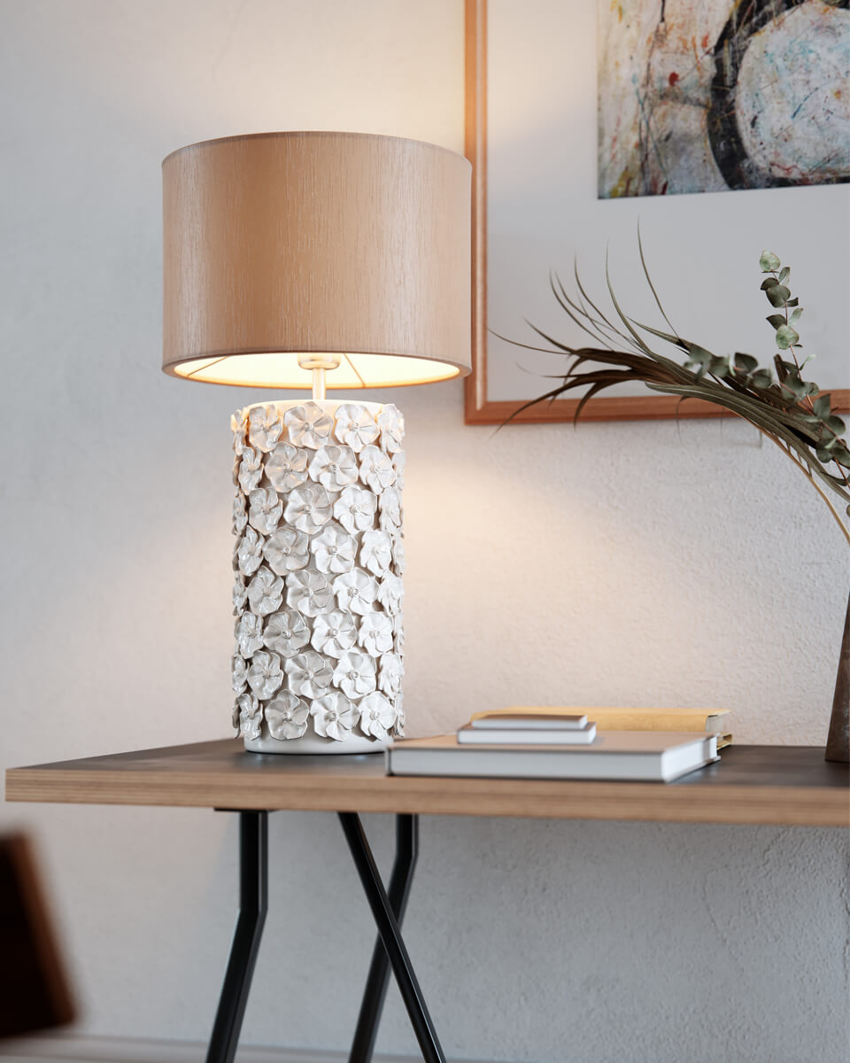 Fiore 55cm Beige tischlampe Von By Rydéns - Der Lampensockel aus Keramik ist mit wundersch&ouml;nen Rosen verziert, die Ihrem Interieur eine romantische und charmante Note verleihen.