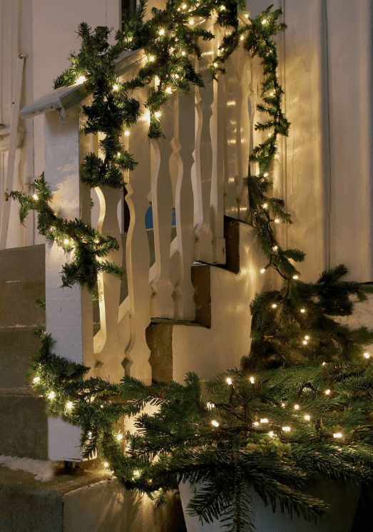 Garland 500cm Grün Von Markslöjd - Diese elegante Lichterkette mit Girlande aus fichten&auml;hnlichem Material verf&uuml;gt &uuml;ber 80 energieeffiziente LED-Leuchten (7 cm Abstand zwischen den einzelnen Leuchten) und eignet sich perfekt, um eine gem&uuml;tliche und stimmungsvolle Atmosph&auml;re zu schaffen.