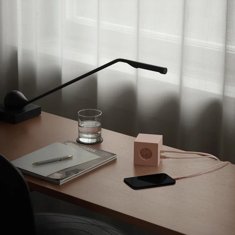 Square 1 with 30W Dual USBC & Magnetic base, 3m Rosa Von Avolt - Steckdosenleiste von Avolt im stylischen Design mit langem PVC-Kabel, einem W&uuml;rfel aus recyceltem Kunststoff und einer Magnetplatte an der Unterseite zum Aufh&auml;ngen an der Wand.