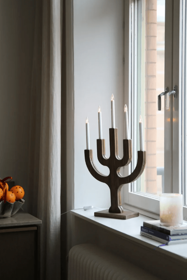 Sapin 5L Braun Von Markslöjd - Dank seiner gro&szlig;z&uuml;gigen Gr&ouml;&szlig;e ist er ein dekorativer Blickfang, besonders in gr&ouml;&szlig;eren Fenstern, wo die f&uuml;nf Kerzen an dunklen Winterabenden ein warmes und stimmungsvolles Licht verbreiten.