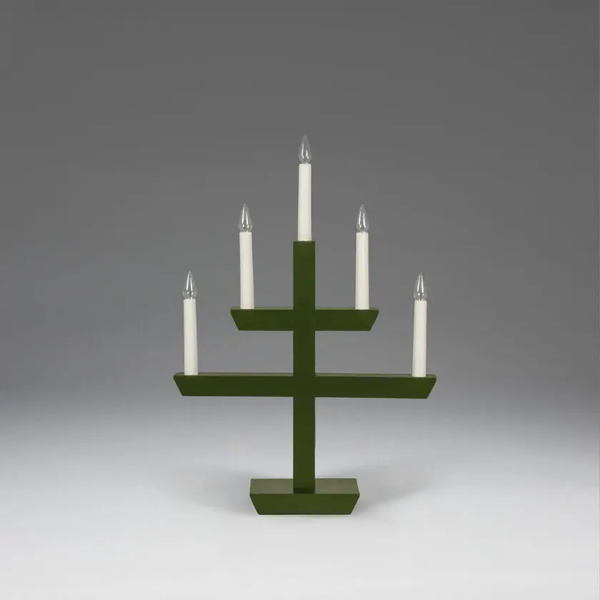 Wooden Candelabra 5 Lights Dunkelgrün Von Konstsmide - mit stilvollem Design und f&uuml;nf wundersch&ouml;n leuchtenden Lichtern.