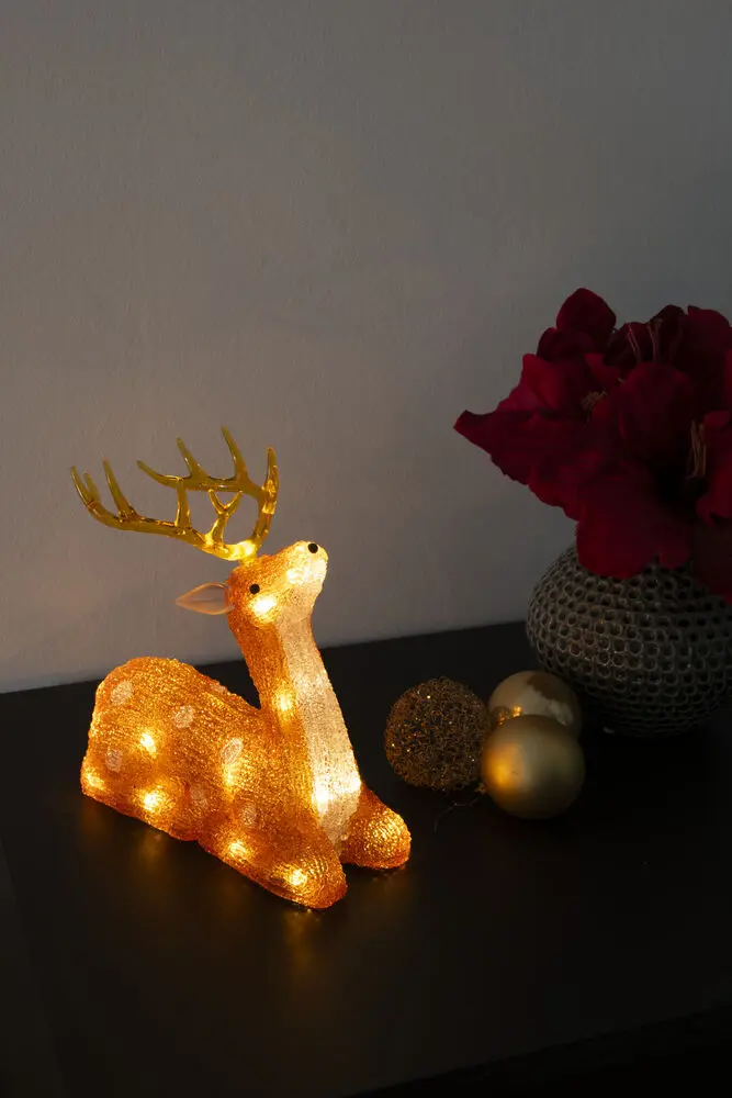 Rentier Aus Acryl Braun Von Konstsmide - Stilvolle Acryllampe mit 24 warmwei&szlig;en LED-Leuchten, die ein sanftes und stimmungsvolles Licht verbreiten.