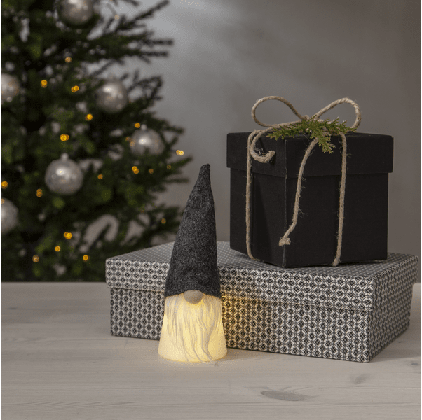Joylight Weihnachtsmann Schwarz Von Star Trading - Der Weihnachtsmann hat eine schwarze Stoffkapuze, die sch&ouml;n auf seinem K&ouml;rper gl&auml;nzt, wenn er sie tr&auml;gt.
