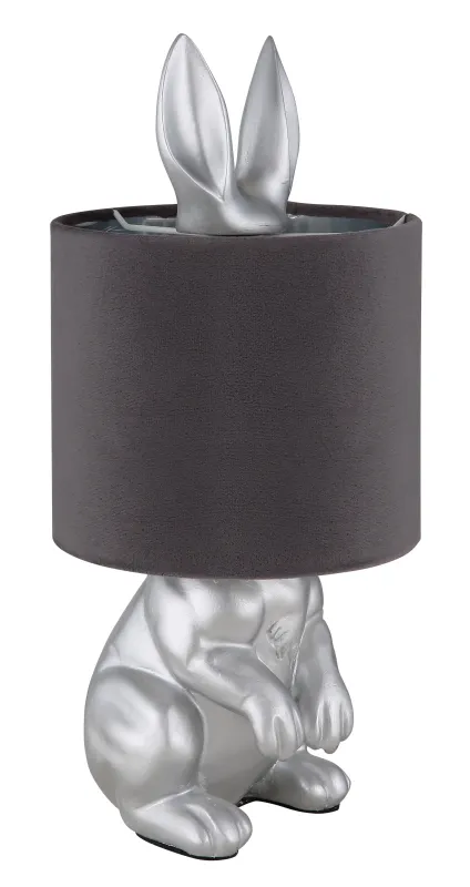 Rabbit 40cm Silber tischlampe Von Globo Lighting - Med en silverf&auml;rgad kaninfigur som bas och en elegant gr&aring; sammetsk&auml;rm kombinerar den lekfull design med sofistikerad stil.