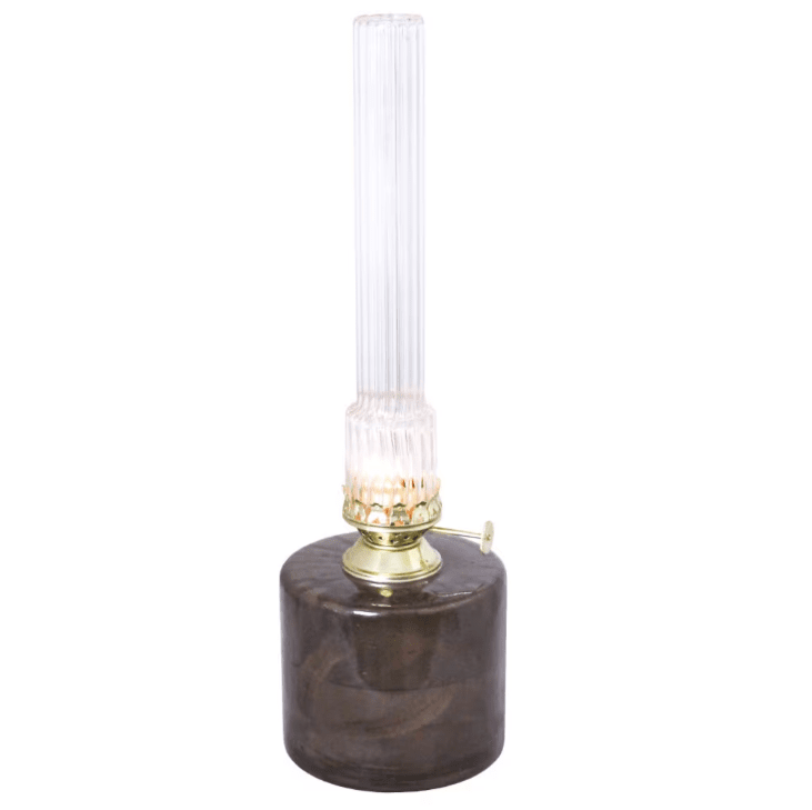 Kerosene lamp elvira big Dunkelbraun Von Strömshaga - Die Lampe besteht zu 50&ndash;60 % aus recyceltem Glas und passt zu Docht Artikelnummer 116210 und Brennern mit den Artikelnummern 139420G oder 121810G.