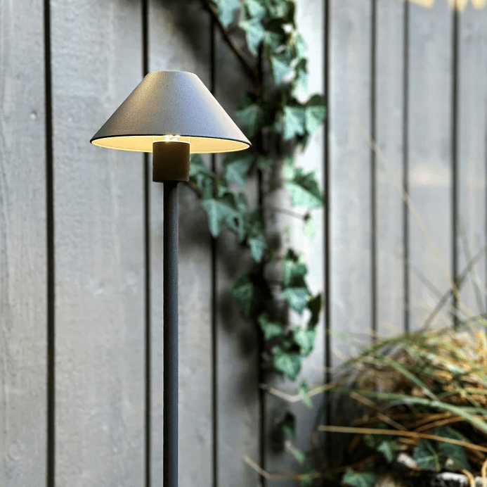 Apollo Flex Dunkelgrau Von Lightson - Apollo Flex &auml;r perfekt f&ouml;r dig som &auml;lskar skandinavisk design och letar efter en n&auml;ttare lampa till din kruka, rabatt eller g&aring;ng.