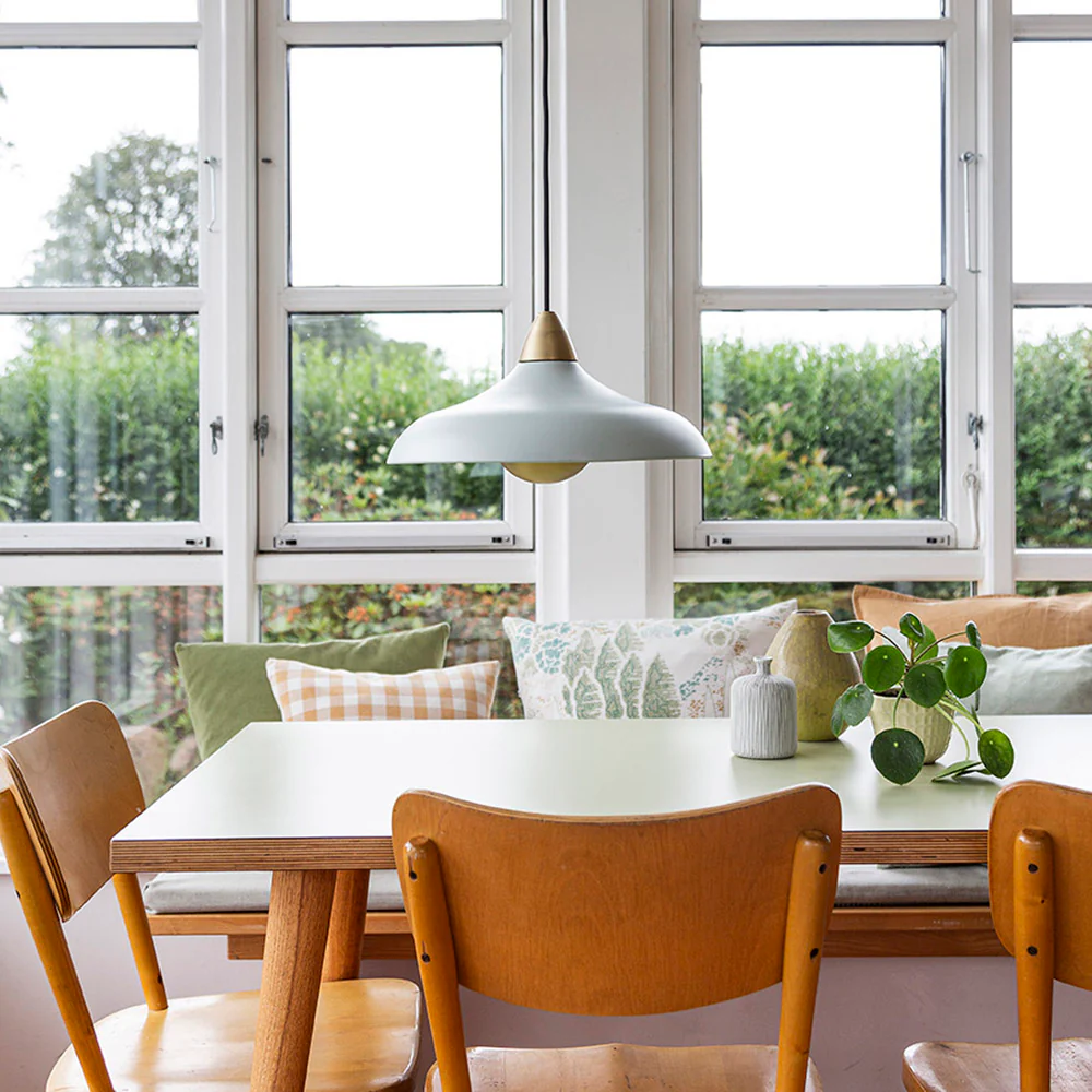 Urban Wide Ø36 Hellgrün hängelampe Von Superliving - Versch&ouml;nern Sie Ihr Zuhause mit der modernen Pendelleuchte Urban Wide, einer stilvollen Kombination aus mattem hellgr&uuml;nem Finish und eleganten Messingdetails.