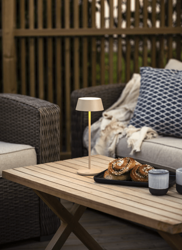 Menton 30cm Sand tragbare Von Konstsmide - Die Lampe ist mit einem Touch-Dimmer ausgestattet, mit dem sich Helligkeit und Farbtemperatur von warmgelbem Licht bis hin zu warmweißem Licht einstellen lassen.