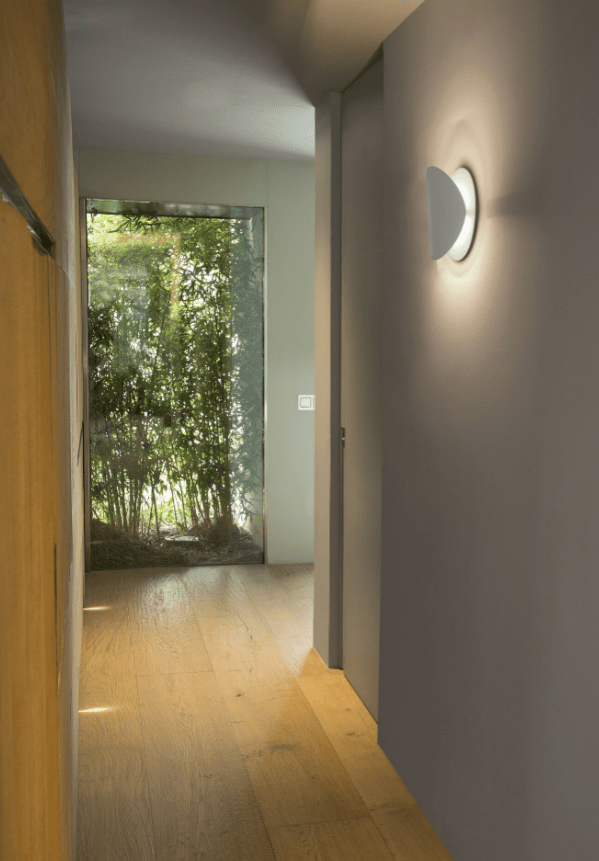 Ovo Weiß wandlampe Von Faro Barcelona - Die OVO-Wandleuchte eignet sich ideal f&uuml;r dekorative Beleuchtung und der Schirm l&auml;sst sich um 20 Grad neigen.