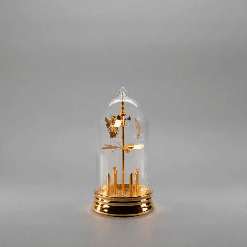 Laterne Mit Engelskarussell Gold Von Konstsmide - Es empfiehlt sich, es auf dem Schreibtisch im Flur oder dem Beistelltisch im Wohnzimmer zu platzieren und so die weihnachtliche Atmosph&auml;re im Haus zu verst&auml;rken.