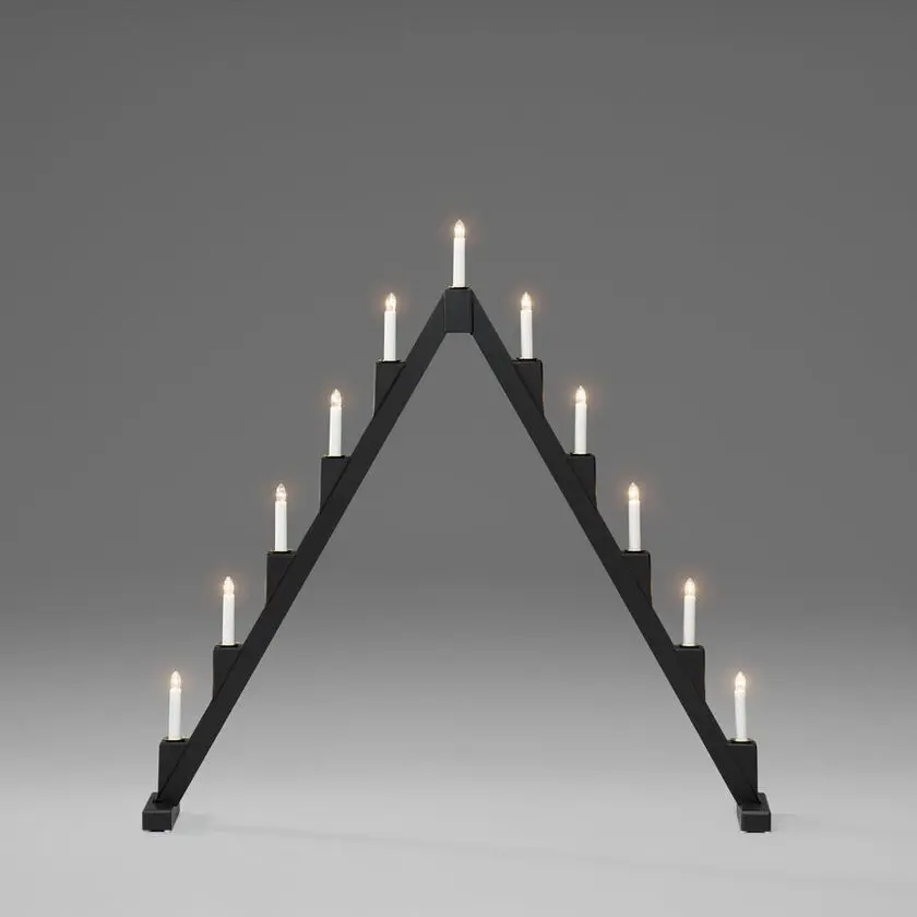 Candelabra 11 Lights Schwarz Von Konstsmide - Faltbarer elektrischer Kerzenst&auml;nder mit 11 Kerzen, aus schwarz lackiertem Holz, verziert mit Messingringen um jede Kerze f&uuml;r eine elegante Note.