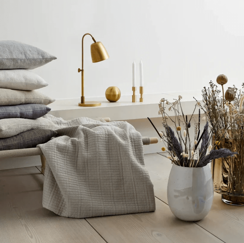 Lumi 43cm Rohmessing schreibtischlampe Von H. Skjalm P - Sie eignet sich perfekt als Schreibtischlampe, Nachtlicht am Bett oder als Leselicht in der Sofaecke.