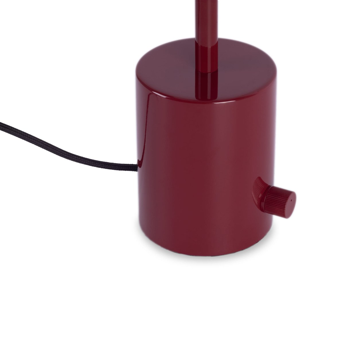 Hoshi 40cm Burgund tischlampe Von Faro Barcelona - Hoshi ist eine Designerleuchte mit schlanker Silhouette, stabilem Sockel und integrierter LED (12 W, 2700 K), die warmes, angenehmes Licht spendet.